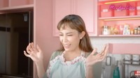 Bisa dilihat rak yang ada di dapurnya pun berwarna merah muda. Bukan hanya itu, celemek yang digunakan Ayu Dewi pun berwarna pastel. Foto: YouTube Mrs Ayu Dewi