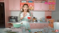 Beginilah potret dapur Ayu Dewi. Meskipun tidak terlalu luas, tetapi pemilihan warna yang ceria membuat momen memasak jadi lebih nyaman. Foto: YouTube Mrs Ayu Dewi