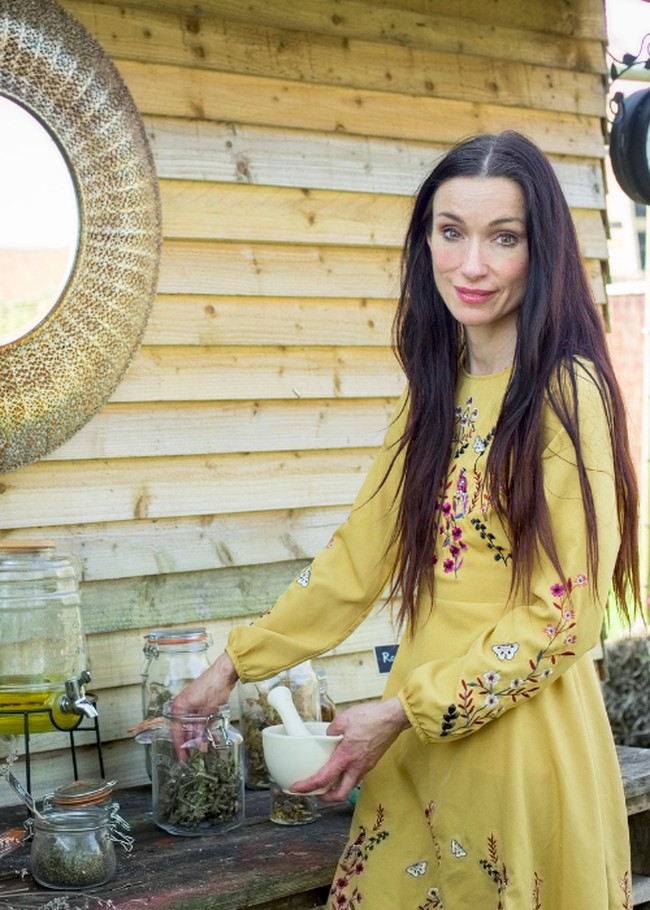 Dari situ, wanita 50 tahun mengetahui cara hidup tanpa fasilitas modern, seperti listrik atau peralatan canggih. Ia kemudian menggunakan ilmu dan pengalamannya itu untuk diajarkan pada yang lain. Sejak 2006, ia meluncurkan Wild Harvest School untuk orang-orang yang ingin tahu cara hidup di alam, termasuk ketika terjadi apokalips atau kiamat kecil.Foto: Dok. Wild Harvest School