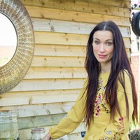 Dari situ, wanita 50 tahun mengetahui cara hidup tanpa fasilitas modern, seperti listrik atau peralatan canggih. Ia kemudian menggunakan ilmu dan pengalamannya itu untuk diajarkan pada yang lain. Sejak 2006, ia meluncurkan Wild Harvest School untuk orang-orang yang ingin tahu cara hidup di alam, termasuk ketika terjadi apokalips atau kiamat kecil.Foto: Dok. Wild Harvest School