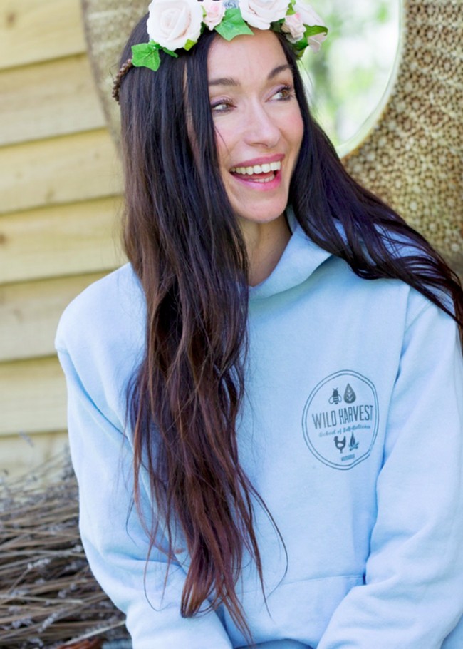 Diana Hamill adalah wanita yang terbiasa hidup di jalan. Selama lima tahun, ibu tunggal tersebut melepas rumah beserta barang-barang lain untuk tinggal di mobil karavan bersama tiga anaknya. Tak punya kediaman tetap, ia pun mengajari putra dan putrinya cara mencari dan mengawetkan makanan, memasang tenda, menembak, dan hal-hal lain agar bisa bertahan hidup di luar rumah.Foto: Dok. Wild Harvest School