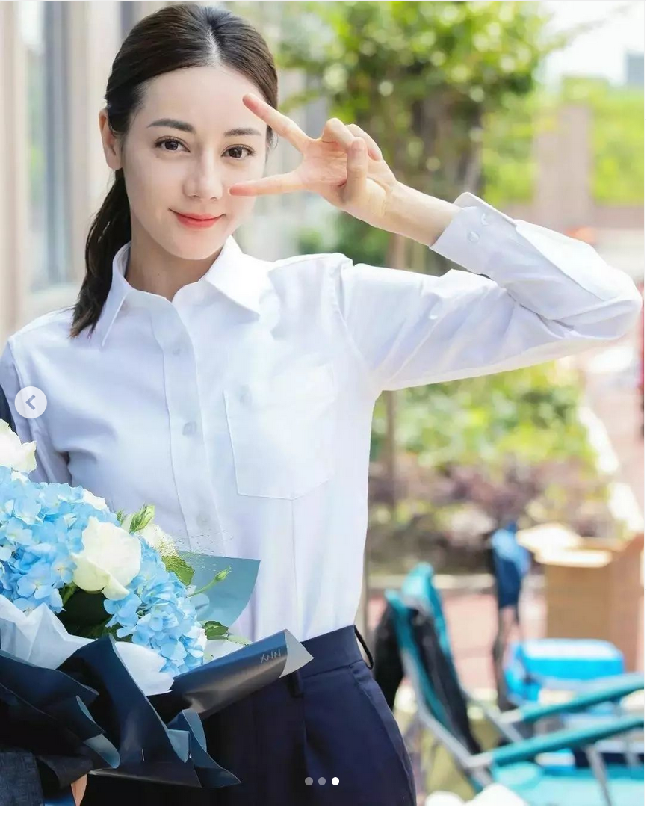 Dilraba Dilmurat merupakan aktris China keturunan Uighur yang kecantikannya mendunia sejak masuk dalam daftar The 100 Most Beautiful Faces of 2017 TC Candler. Nama Dilraba saat itu langsung mencuri atensi. Foto: Dok. WeTV, Instagram Dilraba Dilmurat Fan Page