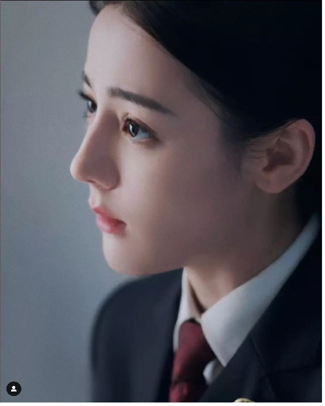 Dalam wawancara dengan media China saat jumpa pers promosi Prosecution Elites, Dilraba Dilmurat mengatakan dirinya antusias mencoba peran baru sebagai jaksa. Dan selama syuting, dia juga banyak terlibat dengan jaksa asli untuk membantunya mendalami peran. Foto: Dok. WeTV, Instagram Dilraba Dilmurat Fan Page