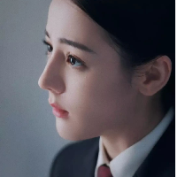 Dalam wawancara dengan media China saat jumpa pers promosi Prosecution Elites, Dilraba Dilmurat mengatakan dirinya antusias mencoba peran baru sebagai jaksa. Dan selama syuting, dia juga banyak terlibat dengan jaksa asli untuk membantunya mendalami peran. Foto: Dok. WeTV, Instagram Dilraba Dilmurat Fan Page