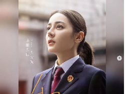 7 Pesona Dilraba Dilmurat, Wanita Tercantik di Dunia Pakai Seragam Jaksa