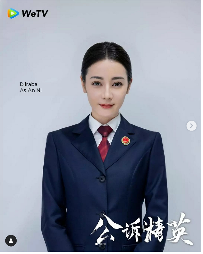 Dilraba Dilmurat dikisahkan sebagai sosok jaksa yang tangguh dalam drama Prosecution Elites. Dia ditugaskan menyelidik kasus hilangnya seorang mahasiswa yang lompat ke danau. Foto: Dok. WeTV, Instagram Dilraba Dilmurat Fan Page