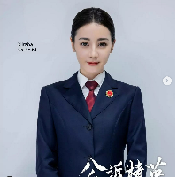Dilraba Dilmurat dikisahkan sebagai sosok jaksa yang tangguh dalam drama Prosecution Elites. Dia ditugaskan menyelidik kasus hilangnya seorang mahasiswa yang lompat ke danau. Foto: Dok. WeTV, Instagram Dilraba Dilmurat Fan Page