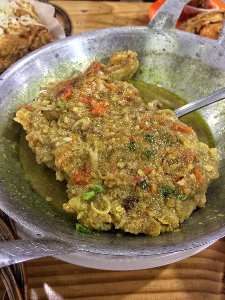 Disiram Kuah Gulai, Ayam Geprek hingga Nasi Telor Ini Langsung Viral