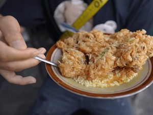 Disiram Kuah Gulai, Ayam Geprek hingga Nasi Telor Ini Langsung Viral