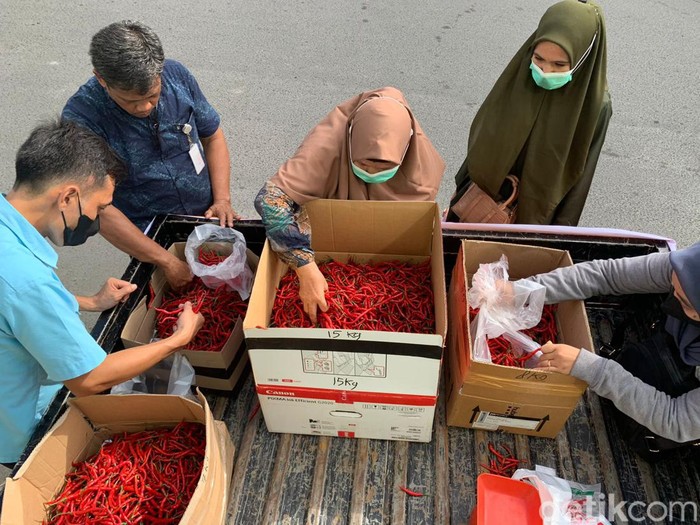 Disperindag dan PD AIJ mengelar pasar murah untuk cabai merah di Medan