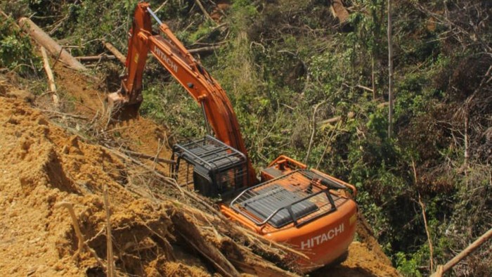 DLHK Riau menangkap ekskavator yang merambah hutan