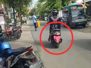 Ada-ada Saja! Pemotor Berdaster Tutupi Nopol Pakai CD, Polisi: Jangan Takut ETLE Mobile