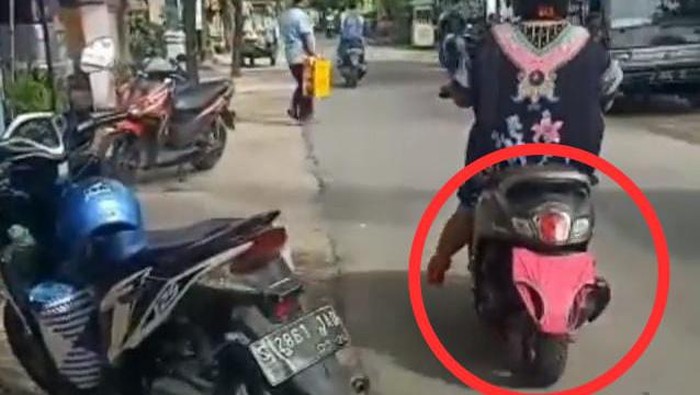 Emak-emak di Lamongan tutupi pelat nopol dengan CD hindari ETLE