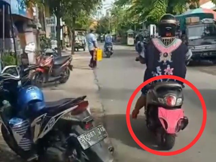 Emak-emak di Lamongan tutupi pelat nopol dengan CD hindari ETLE