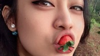 Makan buah strawberry yang segar jadi pilihan Ayu Anjani untuk ngemil dan tetap sehat. Strawberry yang merah segar itu bahkan sempat dipamerkan melalui  foto sebelum disantap. Foto: Instagram/real.ayuanjani