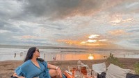 Kegiatan piknik memang begitu disenangi oleh Ayu Anjani. Terutama piknik di pinggir pantai saat sore hari sambil menikmati matahari senja dan camilan yang lezat. Foto: Instagram/real.ayuanjani