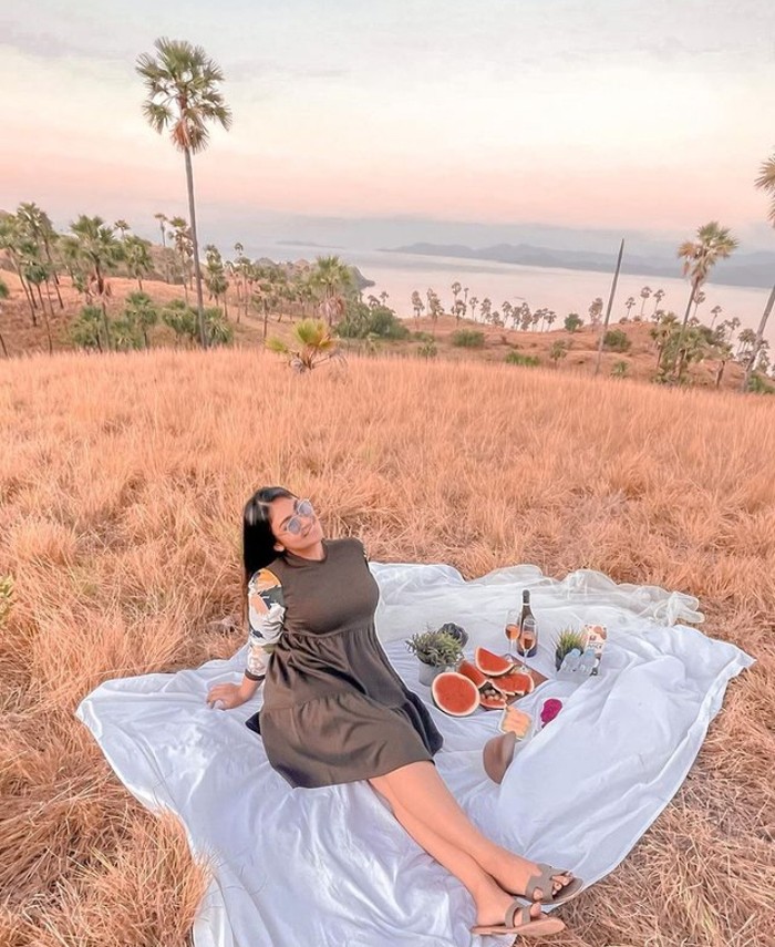 Gaya Kece Ayu Anjani Saat Kulineran hingga Piknik di Pantai