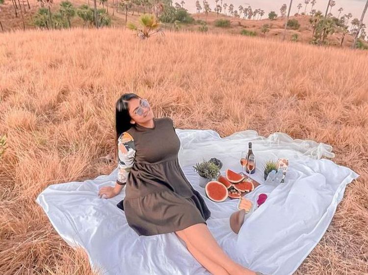 Gaya Kece Ayu Anjani Saat Kulineran hingga Piknik di Pantai