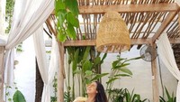 Memanfaatkan area villa, Ayu Anjani juga menyulapnya sebagai tempat piknik keluarga yang asik. Terlihat makanan dan minuman yang tersedia untuk menemani waktunya beristirahat. Foto: Instagram/real.ayuanjani