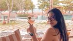 Gaya Kece Ayu Anjani Saat Kulineran hingga Piknik di Pantai