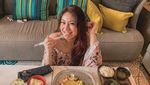Gaya Kece Ayu Anjani Saat Kulineran hingga Piknik di Pantai