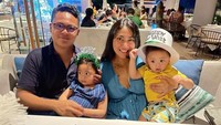 Ayu Anjani memang sosok yang dikenal begitu dekat dengan keluarga. Terutama dengan keluarga kecilnya, Ayu Anjani seringkali menghabsikan waktu untuk kulineran bersama. Foto: Instagram/real.ayuanjani