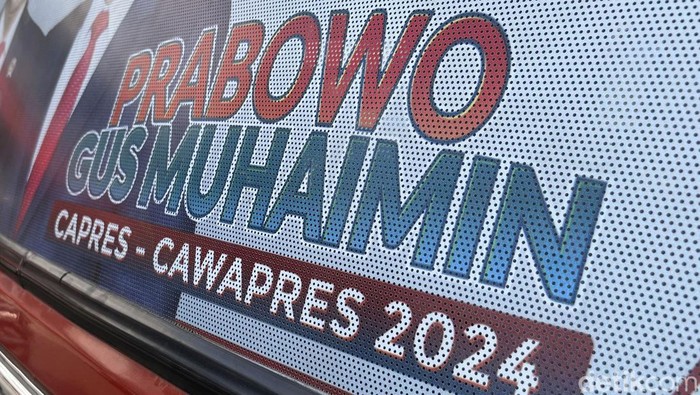 Gambar Prabowo Subianto dan Muhaimin Iskandar yang akrab disapa Cak Imin terlihat di salah satu angkot di Bekasi. Dalam gambar itu tertulis Capres-Cawapres 2024