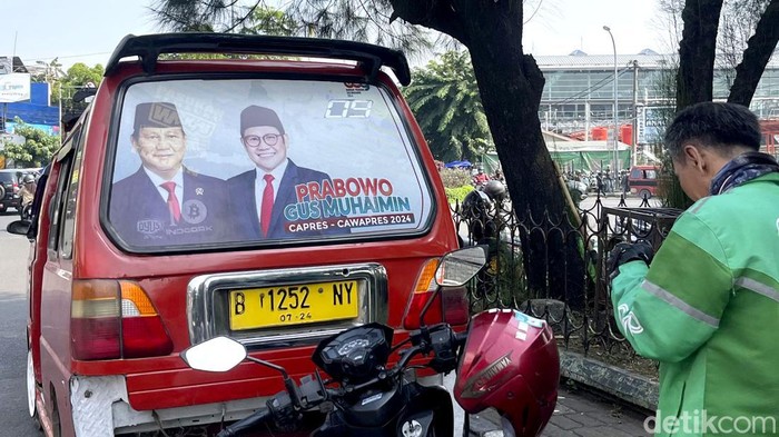 Gambar Prabowo Subianto dan Muhaimin Iskandar yang akrab disapa Cak Imin terlihat di salah satu angkot di Bekasi. Dalam gambar itu tertulis Capres-Cawapres 2024