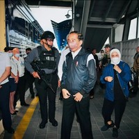 Presiden Jokowi ke Ukraina dalam rangka misi perdamaian. Selain Ukraina, Jokowi juga melakukan kunjungan ke negara Eropa lainnya, seperti Jerman dan Rusia. Selama kunjungan kerja itu, Jokowi ditemani ibu negara, Iriana Joko Widodo. Foto: Dok. Instagram @jokowi.