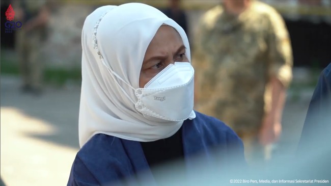 Iriana ikut mendampingi Jokowi mengunjungi rumah sakit di pusat kota Kyiv, Ukraina. Iriana secara simbolis menyerahkan bantuan kemanusiaan berupa obat-obatan pada Rabu (29/6), kepada Pusat Ilmiah dan Bedah Endokrin, Transplantasi Organ dan Jaringan Endokrin Ukraina di Kota Kyiv. Foto: Dok. Instagram @jokowi.