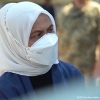 Iriana ikut mendampingi Jokowi mengunjungi rumah sakit di pusat kota Kyiv, Ukraina. Iriana secara simbolis menyerahkan bantuan kemanusiaan berupa obat-obatan pada Rabu (29/6), kepada Pusat Ilmiah dan Bedah Endokrin, Transplantasi Organ dan Jaringan Endokrin Ukraina di Kota Kyiv. Foto: Dok. Instagram @jokowi.