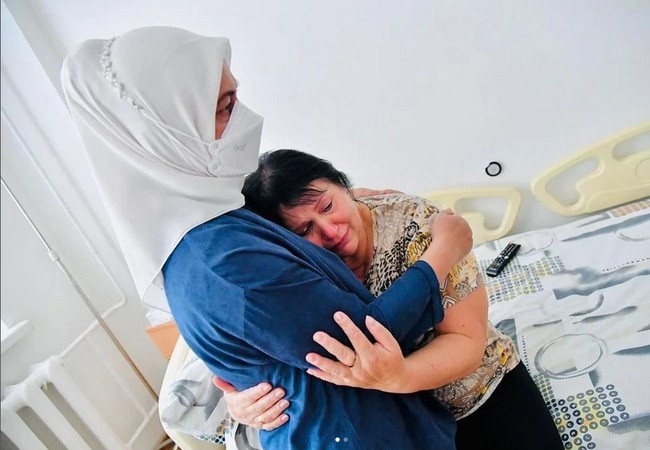 Saat mengunjungi rumah sakit yang berada di pusat kota Kyiv, Ukraina, Iriana Jokowi tampak memeluk seorang warga lokal yang menangis. Aksinya ini mendapat pujian dari netizen internasional. Foto: Dok. Instagram @jokowi.