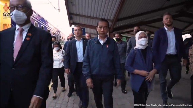 Jokowi dan Iriana beserta rombongan terbatas berangkat dari peron empat Stasiun Przemysl Glowny di kota Przemysl, Polandia, Selasa, 28 Juni, sekitar pukul 21.15 waktu setempat. Jokowi tampak mengenakan jaket berwarna biru dan celana hitam. Begitu pula dengan Iriana yang memakai busana kembaran dengan sang suami. Foto: Dok. Instagram @jokowi.