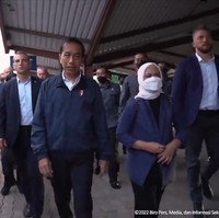 Jokowi dan Iriana beserta rombongan terbatas berangkat dari peron empat Stasiun Przemysl Glowny di kota Przemysl, Polandia, Selasa, 28 Juni, sekitar pukul 21.15 waktu setempat. Jokowi tampak mengenakan jaket berwarna biru dan celana hitam. Begitu pula dengan Iriana yang memakai busana kembaran dengan sang suami. Foto: Dok. Instagram @jokowi.