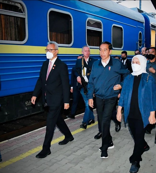 Saat berada di Ukraina mendampingi Jokowi, Iriana memilih hijab warna putih. Warna putih melambangkan simbol perdamaian, keseimbangan dan kebersihan. Iriana memadukan hijabnya dengan jaket biru, atasan dan celana hitam yang matching dengan Jokowi. Foto: Dok. Instagram @jokowi.