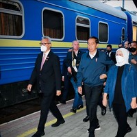 Saat berada di Ukraina mendampingi Jokowi, Iriana memilih hijab warna putih. Warna putih melambangkan simbol perdamaian, keseimbangan dan kebersihan. Iriana memadukan hijabnya dengan jaket biru, atasan dan celana hitam yang matching dengan Jokowi. Foto: Dok. Instagram @jokowi.