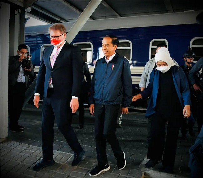 Saat berada di Ukraina, Jokowi dan Iriana naik kereta luar biasa. Kereta tersebut memang telah disiapkan oleh pemerintah Ukraina. Presiden Jokowi dan Ibu Iriana menggunakan Kereta Luar Biasa yang disiapkan oleh Pemerintah Ukraina sebagaimana digunakan pula oleh pemimpin negara yang berkunjung ke Ukraina beberapa waktu lalu, demikian keterangan pers dari Biro Pers, Media dan Informasi Sekretariat Presiden seperti dikutip, Rabu (29/6/2022). Foto: Dok. Instagram @jokowi.