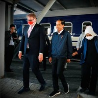 Saat berada di Ukraina, Jokowi dan Iriana naik kereta luar biasa. Kereta tersebut memang telah disiapkan oleh pemerintah Ukraina. Presiden Jokowi dan Ibu Iriana menggunakan Kereta Luar Biasa yang disiapkan oleh Pemerintah Ukraina sebagaimana digunakan pula oleh pemimpin negara yang berkunjung ke Ukraina beberapa waktu lalu, demikian keterangan pers dari Biro Pers, Media dan Informasi Sekretariat Presiden seperti dikutip, Rabu (29/6/2022). Foto: Dok. Instagram @jokowi.