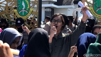 Massa menilai, julukan Kota Layak Anak yang disematkan kepada Kota Sukabumi kini sudah tidak relevan lagi. Pasalnya, ada lima klaster yang tidak dipenuhi mulai dari klaster lingkungan keluarga dan pengasuhan alternatif hingga klaster perlindungan khusus.