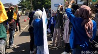 Selain itu, masih terjadi perkawinan anak di Ciseureuh, Cipanengah dan Lembursitu yang dianggap terjadi karena tidak ada lembaga konsultasi orang tua. Kemudian, pihaknya juga menilai masih terjadi eksploitasi anak seperti pengemis dan pengamen yang berkeliaran di wilayah kota.