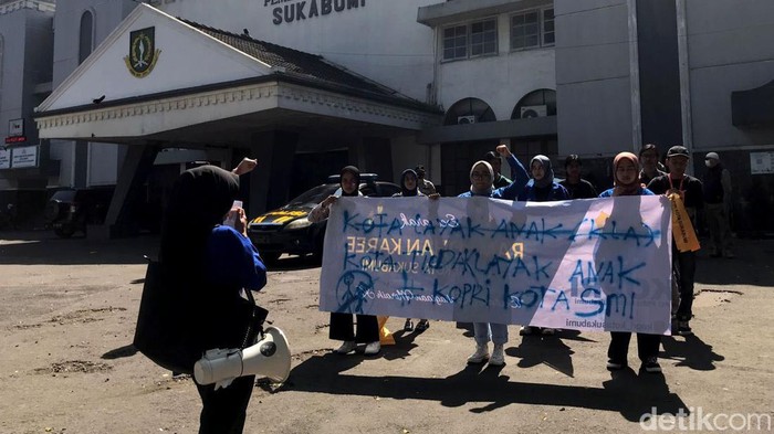 Geruduk Balai Kota Sukabumi, Ini Tuntutan Para Mahasiswa Belasan mahasiswa menggelar aksi unjuk rasa di depan Balai Kota Sukabumi. Mereka menuntut Pemkot Sukabumi serius menangani permasalahan anak.