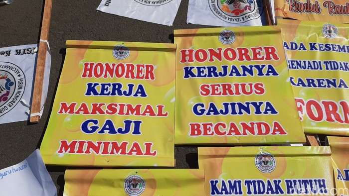 Guru honorer demi di depan Kantor Bupati Tasikmalaya.