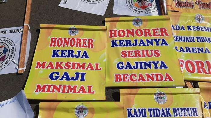 Guru honorer demi di depan Kantor Bupati Tasikmalaya.