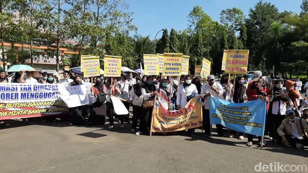 Guru honorer demi di depan Kantor Bupati Tasikmalaya.