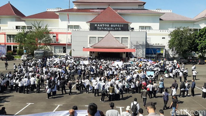 Guru honorer demi di depan Kantor Bupati Tasikmalaya.