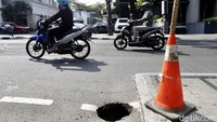 Kehadiran traffic cone tersebut membuat para pengendara menghindari jalan yang berlubang.