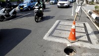 Jalan berlubang terlihat di kawasan Gunawarman, Jakarta Selatan, Kamis (30/6/2022).