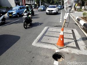 Hati-hati! Ada Jalan Berlubang di Gunawarman, Jaksel