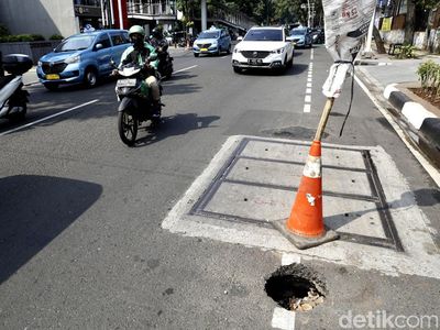Hati-hati! Ada Jalan Berlubang di Gunawarman, Jaksel