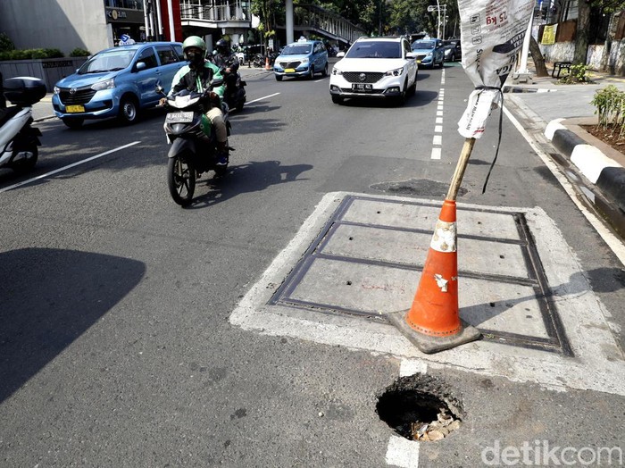 Hati-hati! Ada Jalan Berlubang di Gunawarman, Jaksel Lubang terlihat di salah satu sisi Jalan Gunawarman, Jakarta Selatan. Traffic cone dipasang sebagai penanda jalan berlubang bagi para pengendara yang melintas.